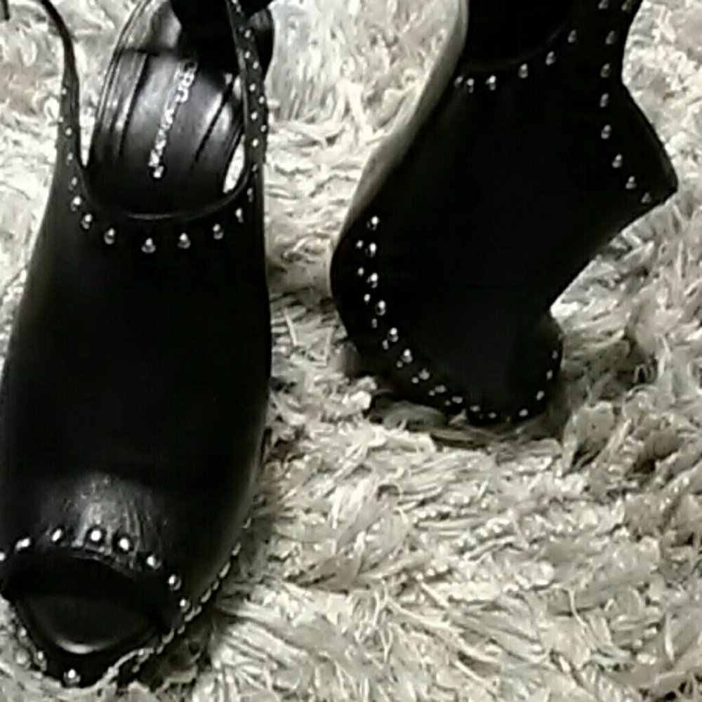 Shoes - Picture 4 of 6